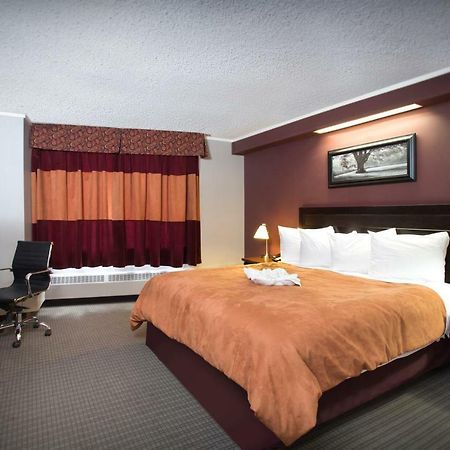 Coliseum Inn Эдмонтон Экстерьер фото
