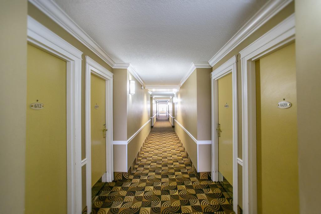 Coliseum Inn Эдмонтон Экстерьер фото
