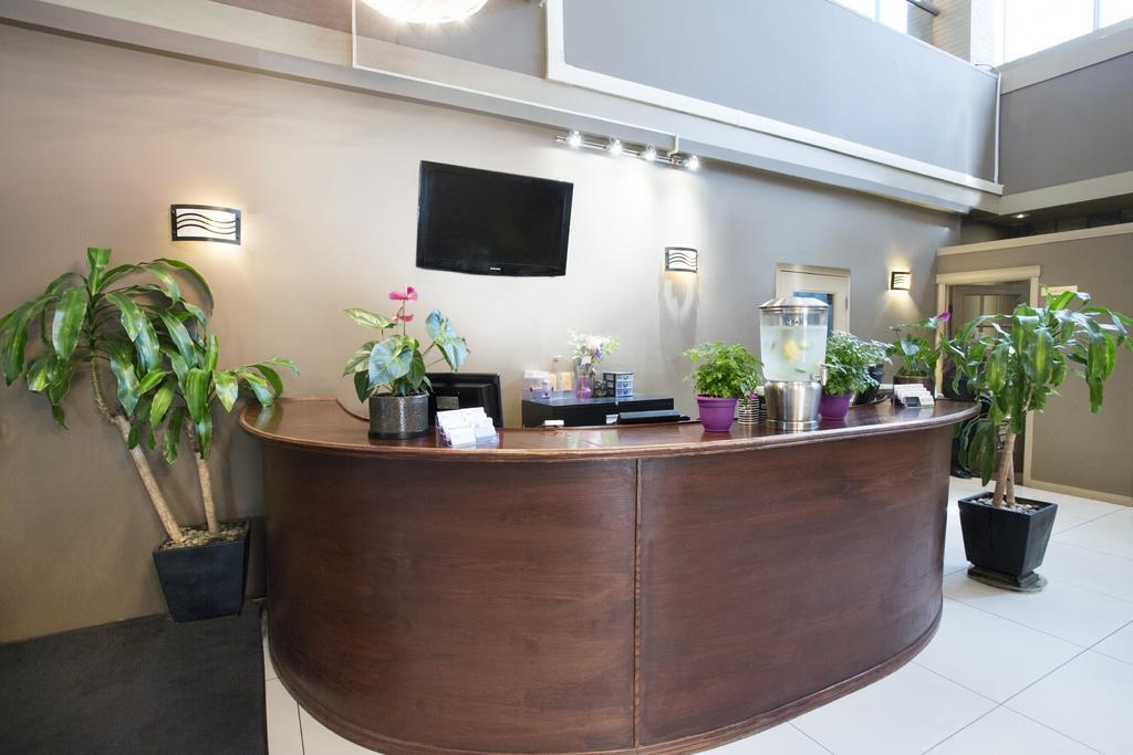 Coliseum Inn Эдмонтон Экстерьер фото