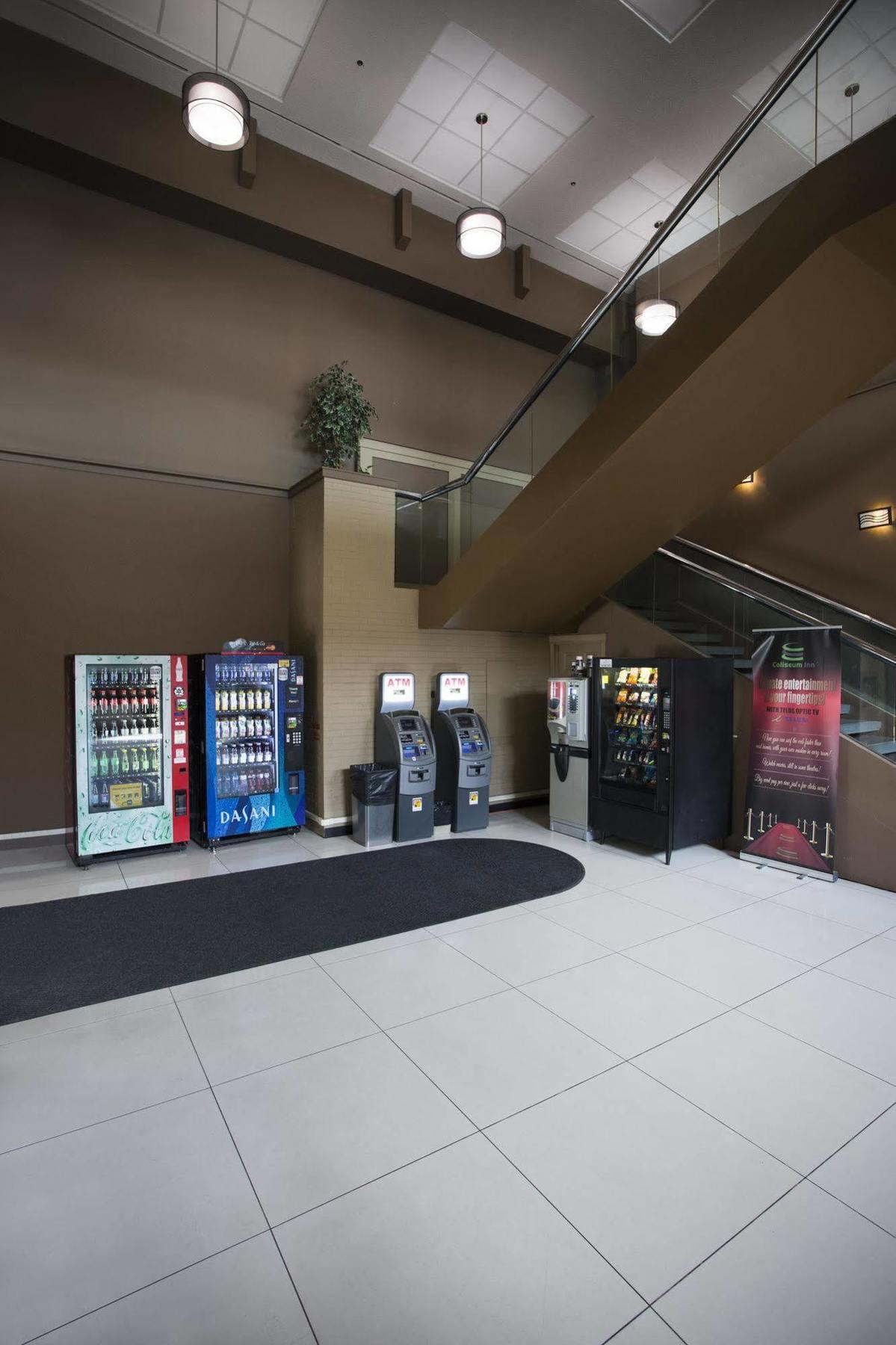 Coliseum Inn Эдмонтон Экстерьер фото