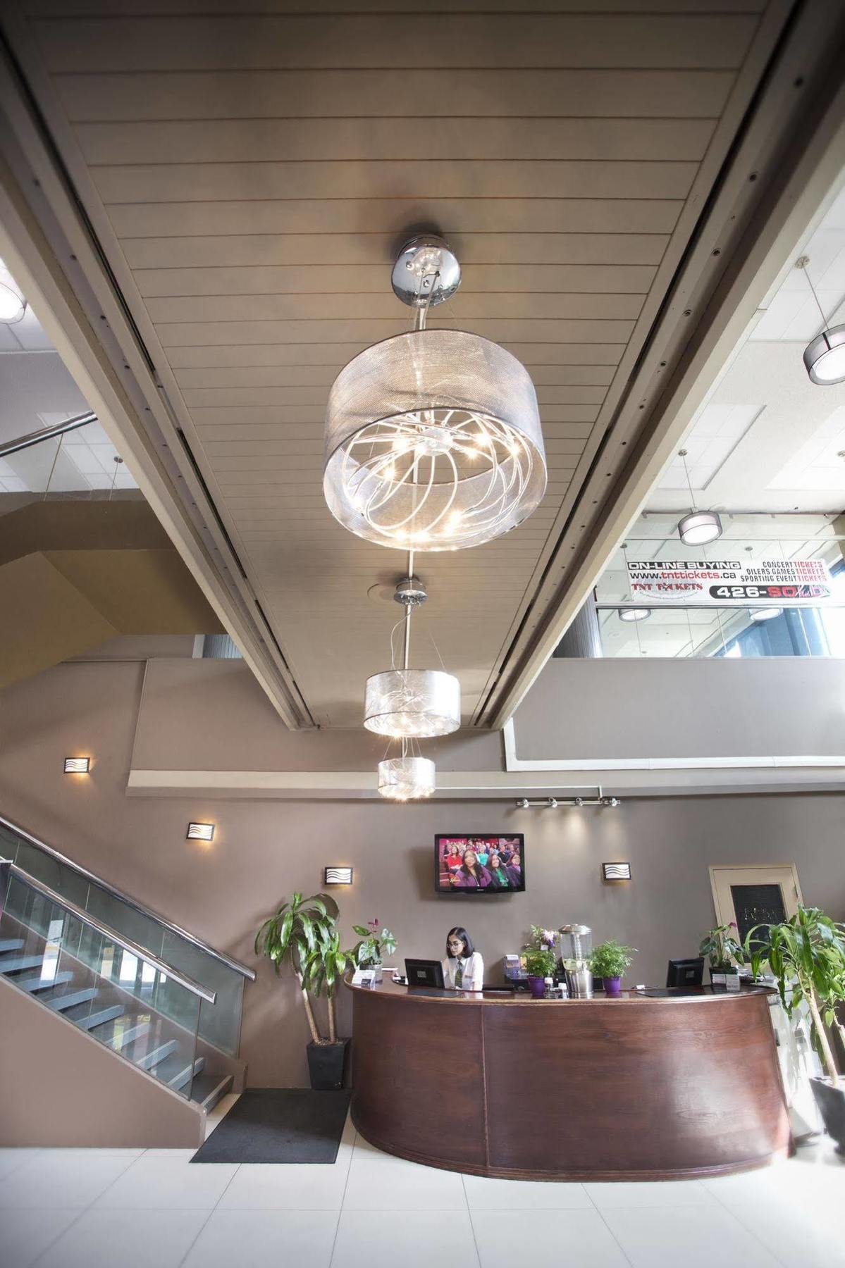 Coliseum Inn Эдмонтон Экстерьер фото
