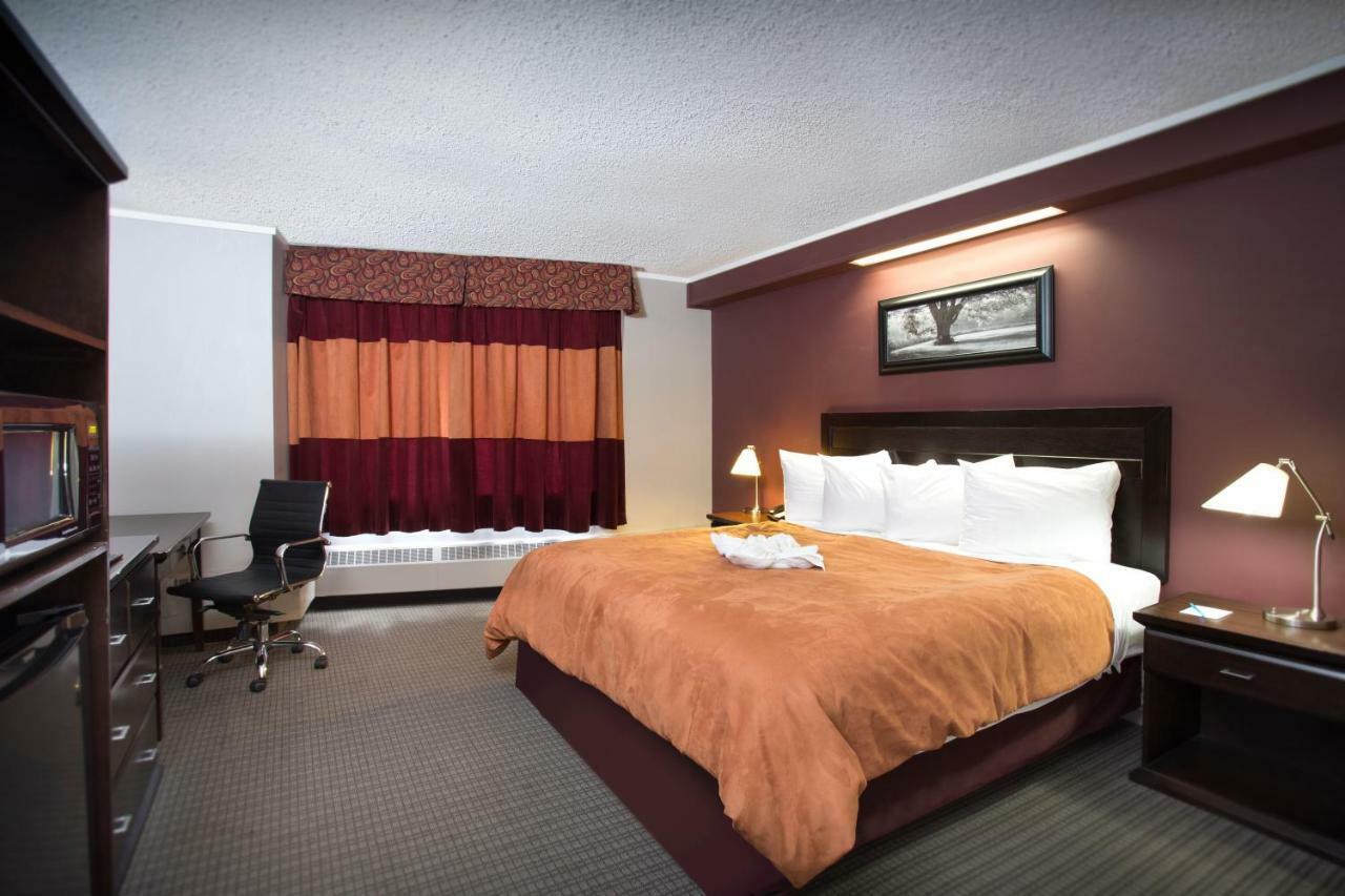 Coliseum Inn Эдмонтон Экстерьер фото